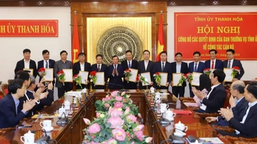 Lãnh đạo Tỉnh ủy Thanh Hóa trao quyết định và tặng hoa chúc mừng các cán bộ điều động, luân chuyển.