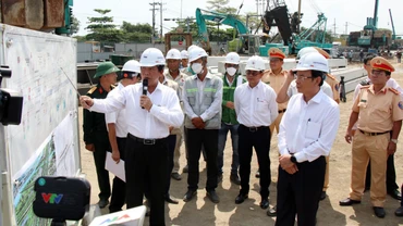 Đồng chí Nguyễn Văn Nên, Bí thư Thành ủy Thành phố Hồ Chí Minh kiểm tra thực tế công trường xây dựng nút giao hầm chui Nguyễn Văn Linh-Nguyễn Hữu Thọ (quận 7).