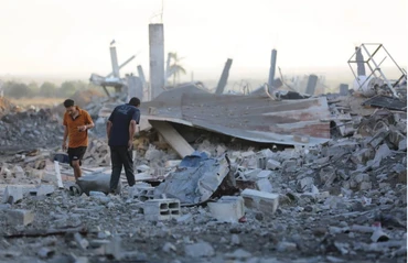 Cảnh đổ nát sau cuộc tấn công của Israel tại trại tị nạn Al-Bureij ở Dải Gaza. (Ảnh: THX/TTXVN)