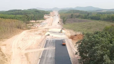 Tranh thủ thời tiết có nhiều ngày nắng sau bão số 4, các nhà thầu đẩy nhanh tiến độ thi công dự án cao tốc bắc-nam qua tỉnh Quảng Bình.