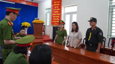 Cơ quan Cảnh sát Điều tra, Công an tỉnh Hà Giang thi hành lệnh bắt tạm giam đối với bà Nguyễn Lan Hương.