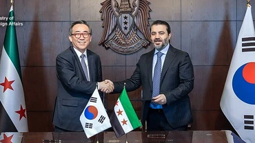 Ngoại trưởng Hàn Quốc Cho Tae-yul (bên trái) và người đồng cấp Syria Asaad Hassan al-Shibani. (Nguồn: Bộ Ngoại giao Hàn Quốc)
