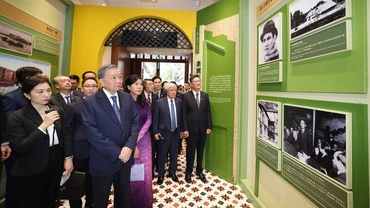 Tổng Bí thư, Chủ tịch nước Tô Lâm và Phu nhân thăm Khu di tích Trụ sở Hội Việt Nam Cách mạng Thanh niên. (Ảnh: TTXVN)