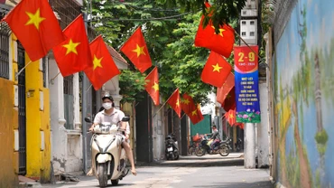 Con ngõ nhỏ tại phố Nguyễn Viết Xuân rực rỡ sắc đỏ chào mừng kỷ niệm 79 năm Cách mạng Tháng Tám và Quốc khánh 2/9.