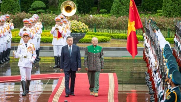 Chủ tịch nước Tô Lâm và Tổng thống Timor Leste José Ramos-Horta duyệt đội danh dự Quân đội nhân dân Việt Nam.