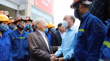 Tổng Bí thư Nguyễn Phú Trọng thăm, động viên cán bộ, công nhân Công ty cổ phần Than Vàng Danh thuộc Tập đoàn Công nghiệp Than-Khoáng sản Việt Nam trước giờ vào ca sản xuất. (Nguồn: qdnd.vn)