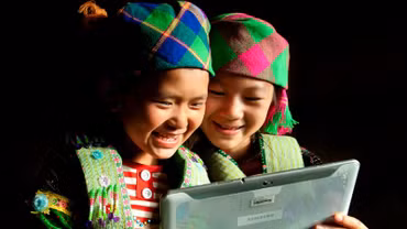 Không ngừng nâng cao đời sống vật chất và tinh thần, cùng với những chính sách nhân văn, bảo đảm tiến bộ và công bằng xã hội cho nhân dân. (Ảnh: tapchicongsan.org.vn)