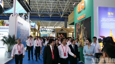 Hội chợ triển lãm thu hút rất đông khách tham quan, tìm hiểu và mua sắm sản phẩm của nước.