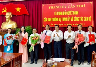 Lãnh đạo Thành ủy Cần Thơ trao các quyết định cho các bộ.