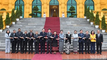 Chủ tịch nước Lương Cường với Đại sứ, Đại biện các nước ASEAN và Timor-Leste cùng các đại biểu tại buổi tiếp.