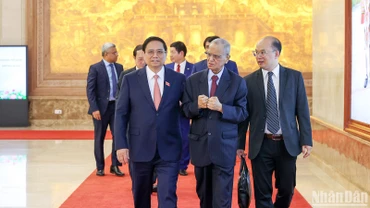 Thủ tướng Phạm Minh Chính và ông Narayana Murthy - đồng sáng lập hãng phần mềm Infosys (Ấn Độ). (Ảnh: TRẦN HẢI)