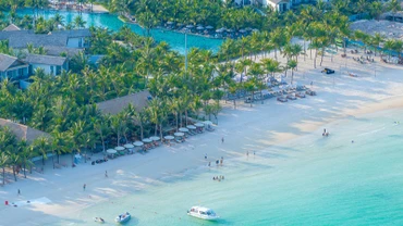 Bãi Kem tại Nam đảo Phú Quốc với bờ cát rộng, thoải và trắng mịn như kem, được ví là thiên đường nhiệt đới.