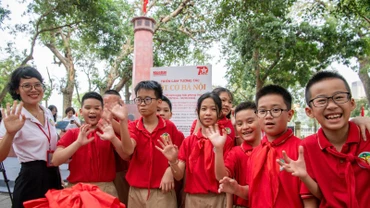 Các em học sinh Trường tiểu học Tràng An thích thú trước mô hình tái hiện Cột cờ Hà Nội. (Ảnh: THÀNH ĐẠT)