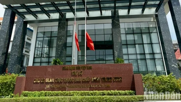 Nhiều trụ sở tại Thành phố Hồ Chí Minh treo cờ rủ trong ngày đầu Quốc tang nguyên Chủ tịch Đảng Nhân dân Cách mạng Lào, nguyên Chủ tịch nước Cộng hòa Dân chủ Nhân dân Lào Khamtay Siphandone. 