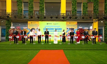 Bà Đặng Thị Kim Oanh (đứng giữa) và đại diện các đối tác, khách mời thực hiện nghi thức cắt băng khánh thành trường Mầm non INschool Bến Cát.