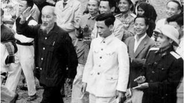 Bí thư Tỉnh ủy Kim Ngọc (áo trắng, đi giữa) đón Bác Hồ về thăm Vĩnh Phúc. (Ảnh tư liệu: TTXVN)