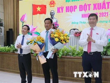 Chủ tịch HĐND Phan Văn Thắng và Chủ tịch UBND tỉnh Đồng Tháp Phạm Thiện Nghĩa tặng hoa chúc mừng ông Nguyễn Phước Thiện được bầu chức danh Phó Chủ tịch UBND tỉnh ngày 6/1. (Ảnh: TTXVN)
