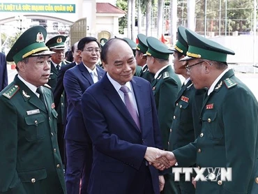 Chủ tịch nước Nguyễn Xuân Phúc thăm, chúc Tết cán bộ, chiến sĩ Bộ đội Biên phòng tỉnh Đắk Lắk. (Ảnh: TTXVN)