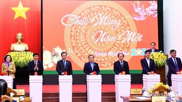Chủ tịch Quốc hội Vương Đình Huệ và các đại biểu bấm nút khởi công xây dựng công trình cầu Nhật Lệ 3. 