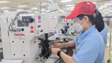 Với quy mô dân số hơn 90 triệu dân, thu nhập đầu người không ngừng được cải thiện tạo ra một thị trường nội địa có quy mô đủ lớn và hấp dẫn để Việt Nam có thể linh hoạt lựa chọn chiến lược phát triển công nghiệp phù hợp. (Ảnh minh họa: Hoàng Mẫn/dangconsan.vn)