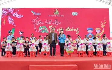 Bí thư Trung ương Đoàn, Chủ tịch Hội đồng Đội Trung ương Nguyễn Phạm Duy Trang (áo xanh) cùng đại diện các đơn vị liên quan trao quà Tết tặng thiếu nhi có hoàn cảnh khó khăn tại ngày hội.