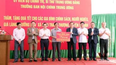 Đồng chí Phan Đình Trạc trao 1.000 phần quà tặng các hộ nghèo tỉnh Lâm Đồng.