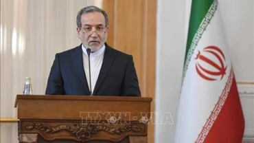 Ngoại trưởng Iran Seyed Abbas Araghchi phát biểu trong một cuộc họp báo ở Tehran. (Ảnh: THX/TTXVN)