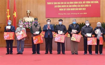 Bí thư Thành ủy Hà Nội Đinh Tiến Dũng trao quà cho các gia đình chính sách, đối tượng khó khăn, lao động nghèo, tại quận Hoàng Mai Tết 2022.
