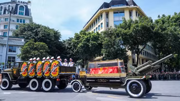 Chiều 26/7, hàng nghìn người dân đứng trên đường phố Hà Nội để tiễn đưa Tổng Bí thư Nguyễn Phú Trọng.