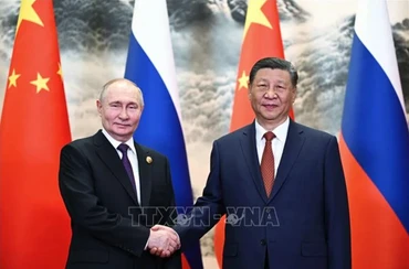 Chủ tịch Trung Quốc Tập Cận Bình (phải) và Tổng thống Nga Vladimir Putin tại cuộc gặp ở Bắc Kinh ngày 16/5/2024. (Ảnh: AFP/TTXVN)