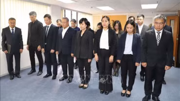 Cán bộ, nhân viên Tổng Lãnh sự quán Việt Nam tại Hong Kong và Ma Cao (Trung Quốc) cùng các cơ quan đại diện ngoại giao tại lễ viếng Tổng Bí thư Nguyễn Phú Trọng.