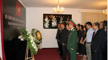 Toàn thể cán bộ, nhân viên Đại sứ quán và các cơ quan đại diện Việt Nam tại Algeria dành một phút mặc niệm tưởng nhớ và tiễn biệt Tổng Bí thư Nguyễn Phú Trọng. (Ảnh: TTXVN)