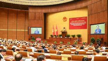 Quang cảnh lễ ra mắt cuốn sách tại Nhà Quốc hội.