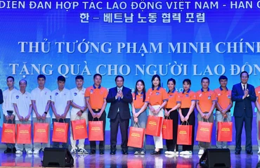 Thủ tướng Phạm Minh Chính tặng quà cho người lao động tiêu biểu Việt Nam tại Hàn Quốc.
