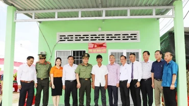 Lãnh đạo Bộ Công an, lãnh đạo tỉnh Bạc Liêu và đại diện Tập đoàn T&T Group, Ngân hàng SHB dự khánh thành nhà của hộ dân được hỗ trợ.
