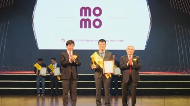 Đại diện MoMo nhận giải thưởng Top 10 Sao Khuê 2025 tại Lễ trao giải diễn ra sáng ngày 19/4.