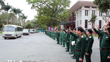 Đại tướng Nguyễn Tân Cương, Tổng Tham mưu trưởng, Thứ trưởng Bộ Quốc Phòng và các đại diện các cơ quan tiễn đoàn sĩ quan, quân nhân ra sân bay sang Myanmar trong chiều 30/3. (Ảnh: Trọng Đức/ TTXVN)
