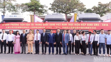 Đại biểu của hai nước Việt Nam và Trung Quốc đón phương tiện vận tải Trung Quốc tại ICD Long Biên.