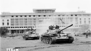 Sáng 30/4/1975, từ khắp mọi hướng, hàng trăm xe tăng, xe thiết giáp cùng bộ binh đồng loạt thẳng tiến Phủ Tổng thống ngụy quyền Sài Gòn, giải phóng Sài Gòn. (Ảnh: Mai Hưởng/TTXVN)
