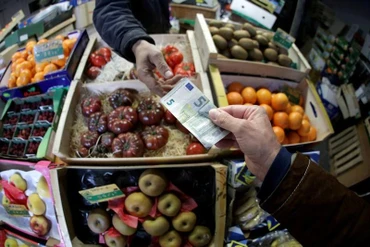 Người dân dùng đồng euro để chi trả tại một khu chợ ở Nice, Pháp, tháng 4/2019. (Ảnh: Reuters)