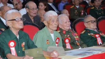  Ủy ban Trung ương Mặt trận Tổ quốc Việt Nam tổ chức gặp mặt, tri ân chiến sĩ, thanh niên xung phong, dân công hỏa tuyến tham gia chiến dịch Điện Biên Phủ tại tỉnh Thanh Hóa.