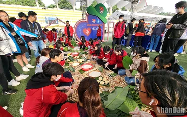 Khu vực trải nghiệm “Tình nguyện tốt” với hoạt động gói bánh chưng tặng người dân, thanh thiếu nhi hoàn cảnh khó khăn dịp Tết Nguyên đán. (Ảnh: Linh Phan)
