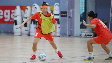 Các thành viên đội tuyển futsal nữ Việt Nam trong một buổi tập. (Ảnh: VFF)