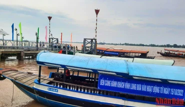 Những vị khách đầu tiên phấn khởi đi du lịch tại bến tàu khách du lịch Vĩnh Long. (Ảnh: BÁ DŨNG)