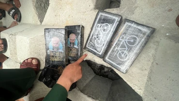 Lực lượng chức năng thu giữ 4 túi ma túy dạng cocaine do người dân phát hiện tại kè biển xã Bình Hải, huyện Bình Sơn. Ảnh: Bộ đội Biên phòng Quảng Ngãi cung cấp