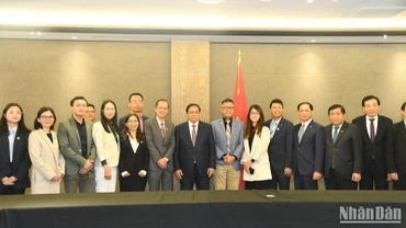 Thủ tướng Phạm Minh Chính chụp ảnh lưu niệm với nhóm VietTech NZ.