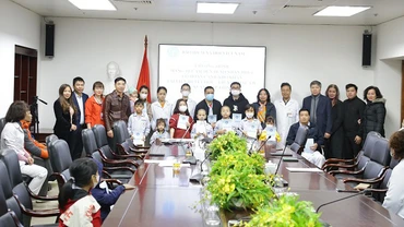 Phó Tổng Giám đốc Bảo hiểm xã hội Việt Nam Nguyễn Đức Hòa cùng đoàn công tác trao quà cho bệnh nhân có hoàn cảnh khó khăn. Ảnh: VSS.