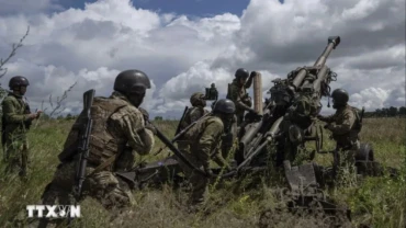 Binh sĩ Ukraine sử dụng lựu pháo M777 của Mỹ trong cuộc xung đột với lực lượng Nga ở vùng Kharkiv. (Ảnh: AP/TTXVN)