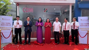 Lãnh đạo tỉnh Bến Tre tham gia buổi lễ thực hiện nghi thức khai trương ngân hàng số.