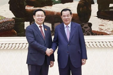 Chủ tịch Quốc hội Vương Đình Huệ và Thủ tướng Vương quốc Campuchia Samdech Techo Hun Sen chụp ảnh chung. (Ảnh: TTXVN)